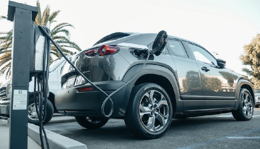 coche eléctrico en estacion de carga