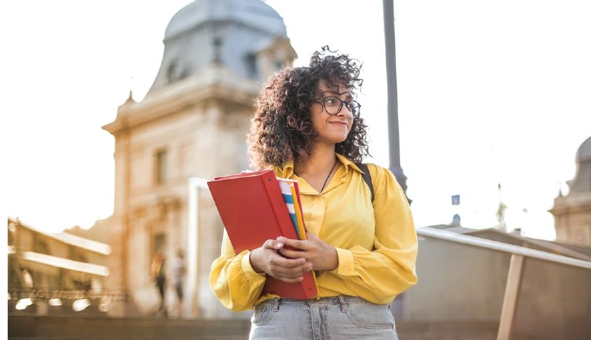 chica estudiante con libros