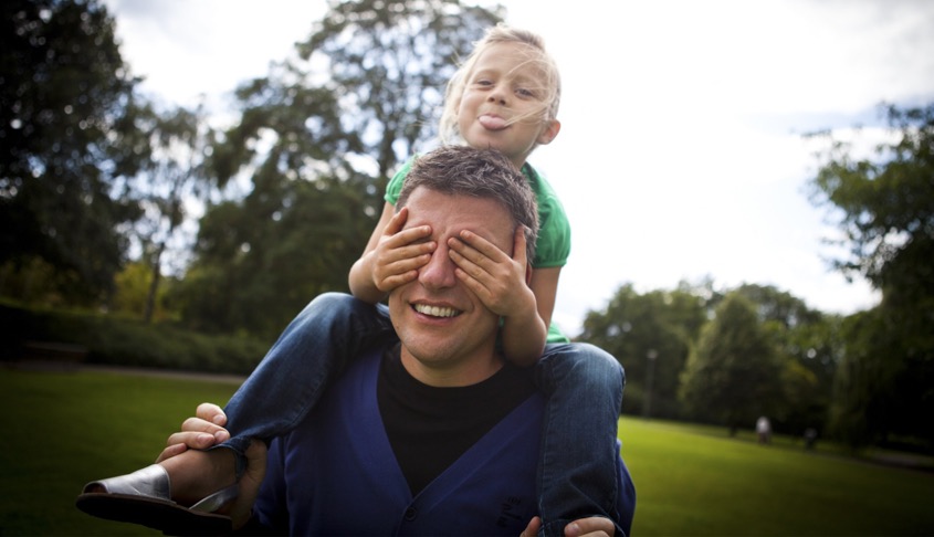 Familia feliz con su seguro de hogar