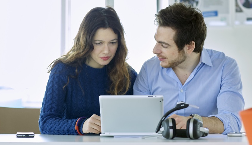 Pareja calculando financiación