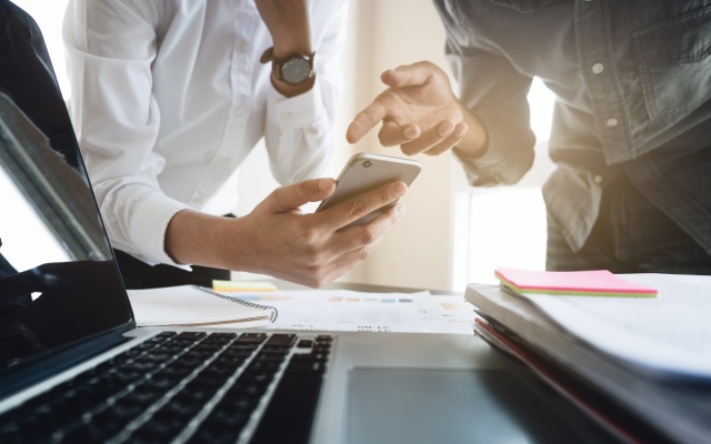 Dos personas enseñando su tarjeta virtual Cetelem