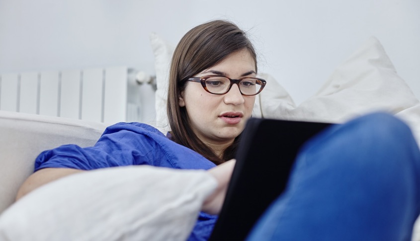 Chica obteniendo información del seguro de alquiler Cetelem